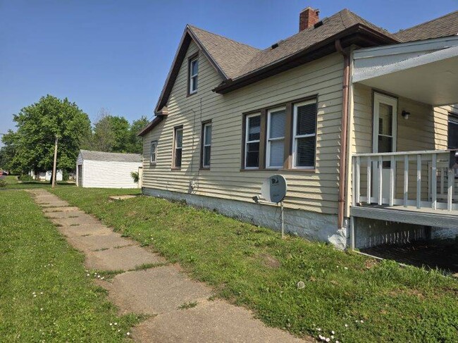Building Photo - 2621 N California Ave