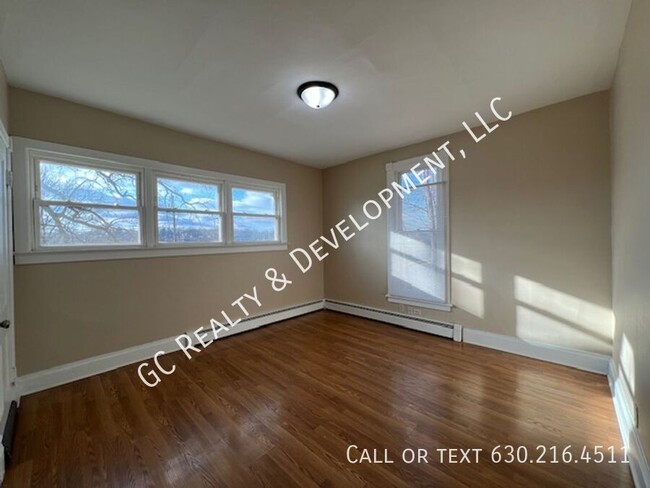 Foto del edificio - ***ELGIN 1 BDRM - 1 BTH / APPL INCLUDED / ...