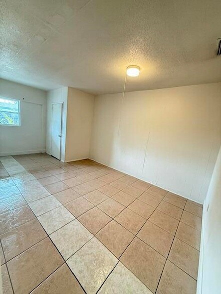 Foto del edificio - 327 Silver Beach Rd