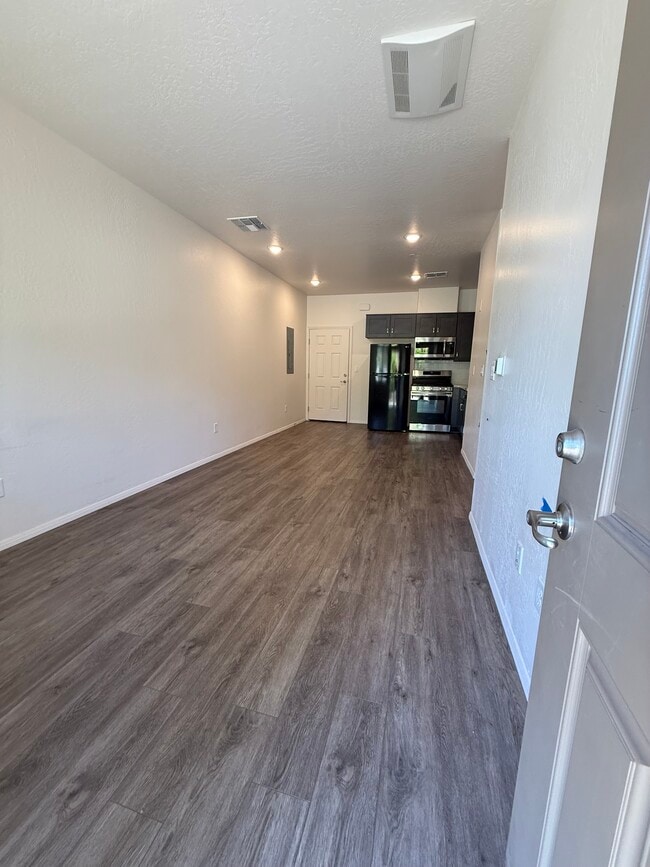 Building Photo - 1650 E Ponderosa Pkwy
