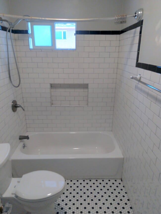 Building Photo - 1000 E 1st St