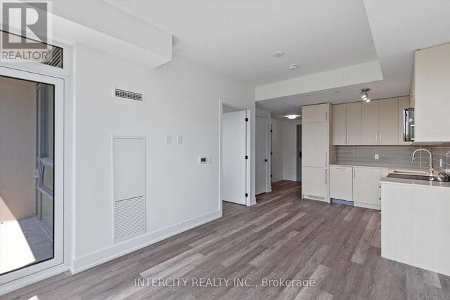Building Photo - 2075-2075 King Rd