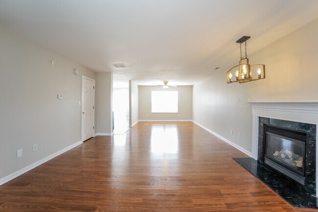 Building Photo - Amazing 4 Bedroom Home