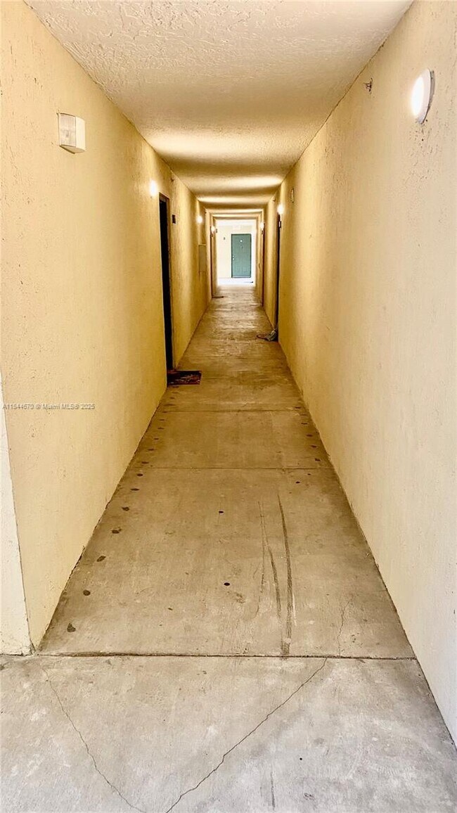 Foto del edificio - 470 S Park Rd