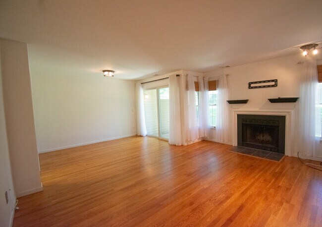 Building Photo - 8 Eton Ct