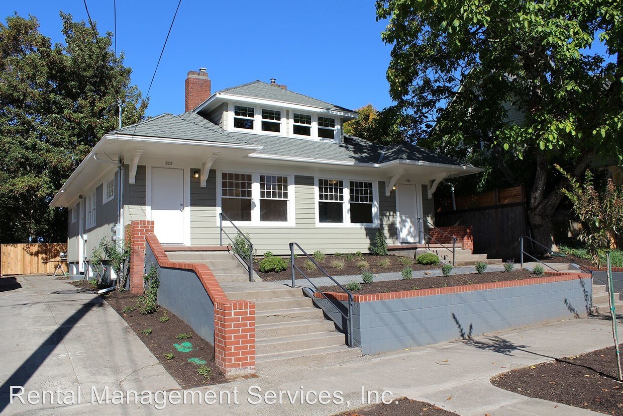 923929 NE Tillamook St, Portland, OR 97212 Apartment for Rent in