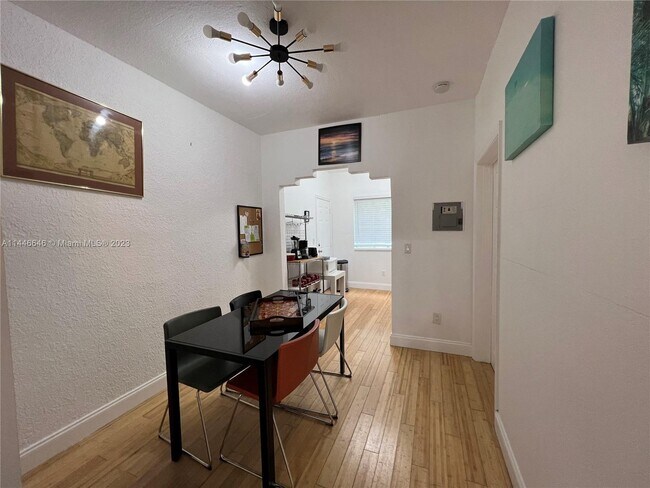 Foto del edificio - 8415 Harding Ave