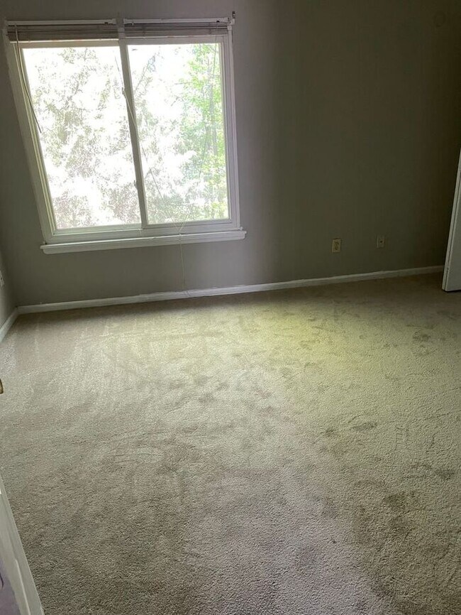 Building Photo - Renovated 2 bedroom 2.5 bath townhome.