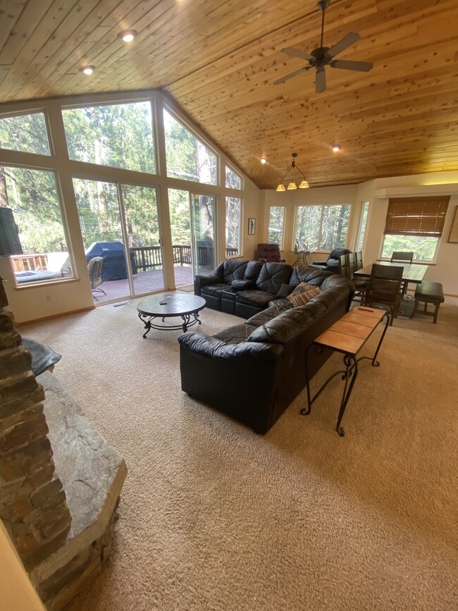 Building Photo - 2346 Highlands Dr