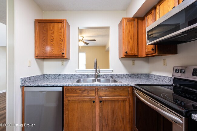 Building Photo - 804 Goullon Ct
