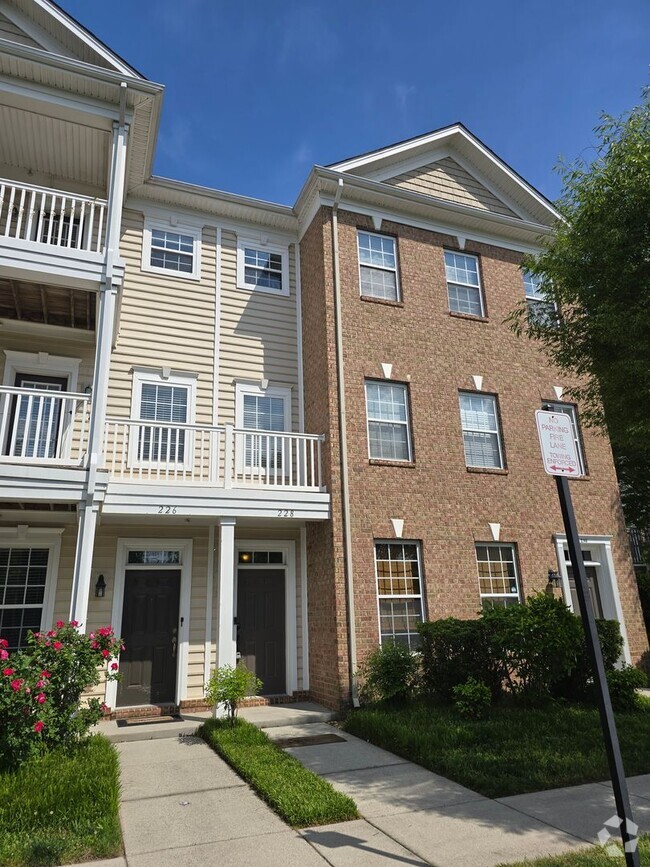 Building Photo - 228 Larimar Ave