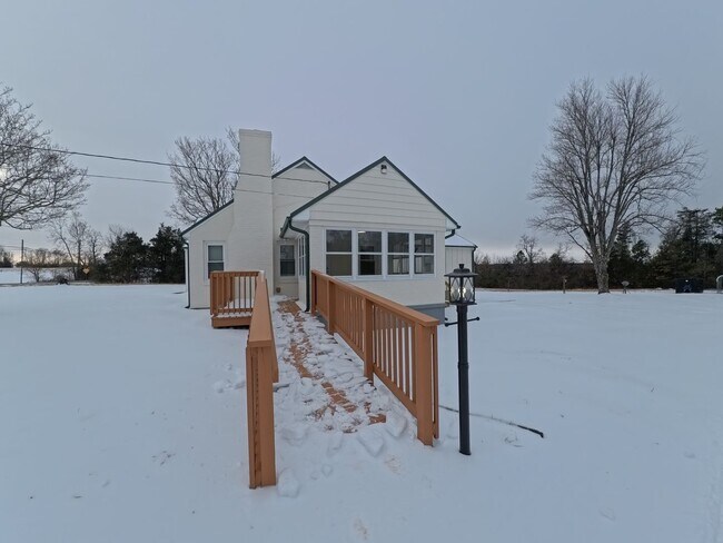 Foto del edificio - Home on three acre lot with garage