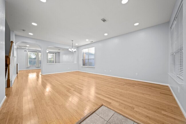 Foto del edificio - 6323 Channelbrook Ln