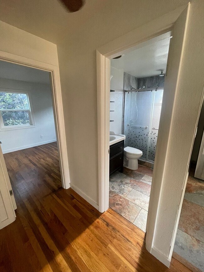 Foto del edificio - Convieniently located charming home with m...