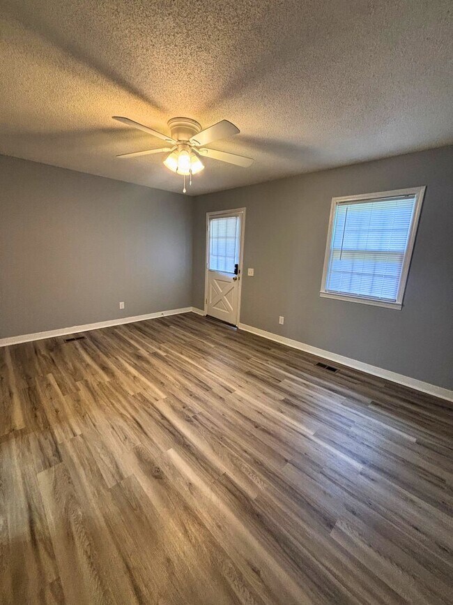 Building Photo - 2 Bedroom Brick House with Large Yard & St...