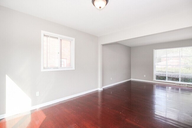 Foto del edificio - 404 E 215th St