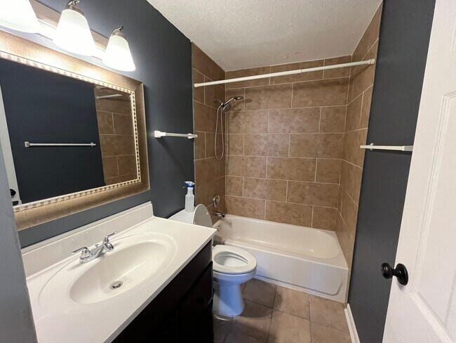 Building Photo - 2222 S Stewart Ave