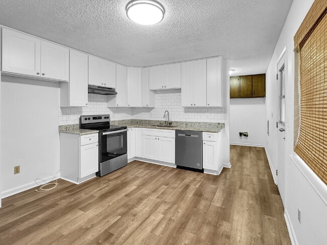 Building Photo - Charming 3-Bedroom Brick Ranch with Large ...