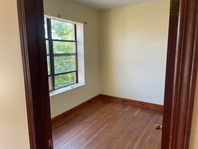 Dormitorio Sur - 4922 N Kedzie Ave