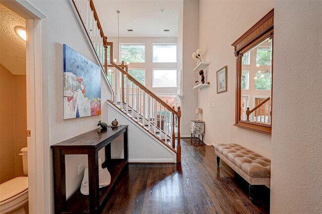 Building Photo - 1547 Cortlandt St