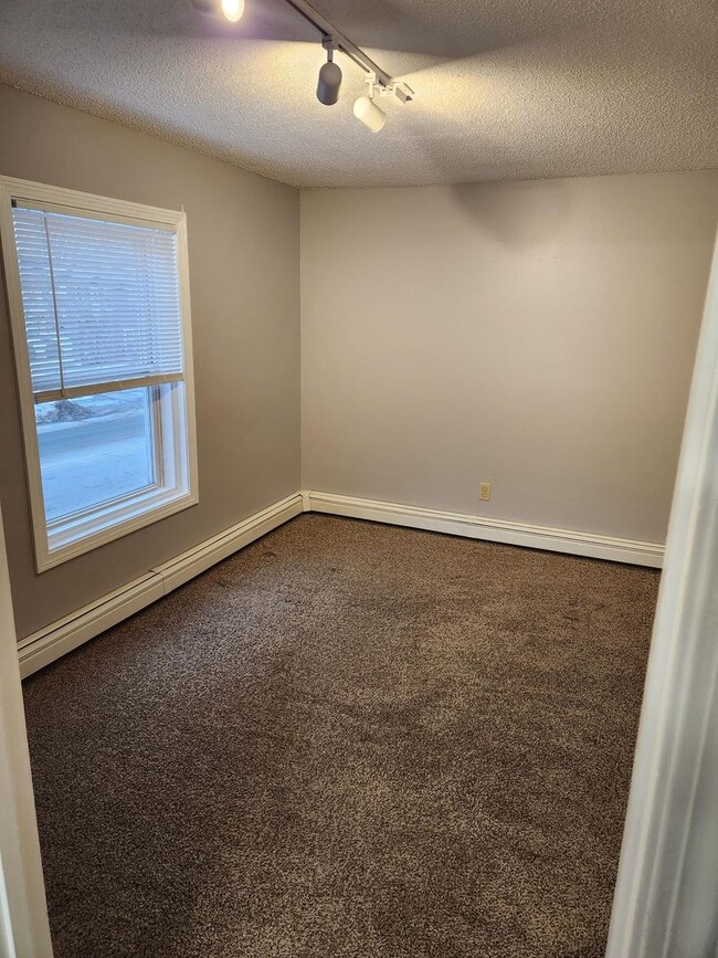 Building Photo - 7 Western Ave