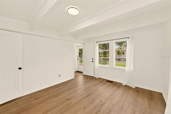 Building Photo - 925 16th Ave N