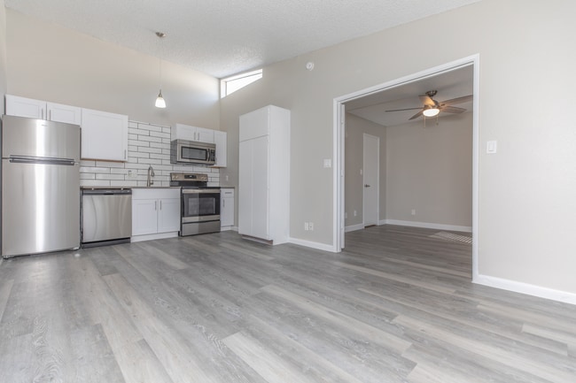 03a.jpg - Avion on Glendale