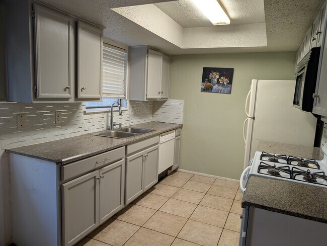 Building Photo - 419 Meadowcreek Cir