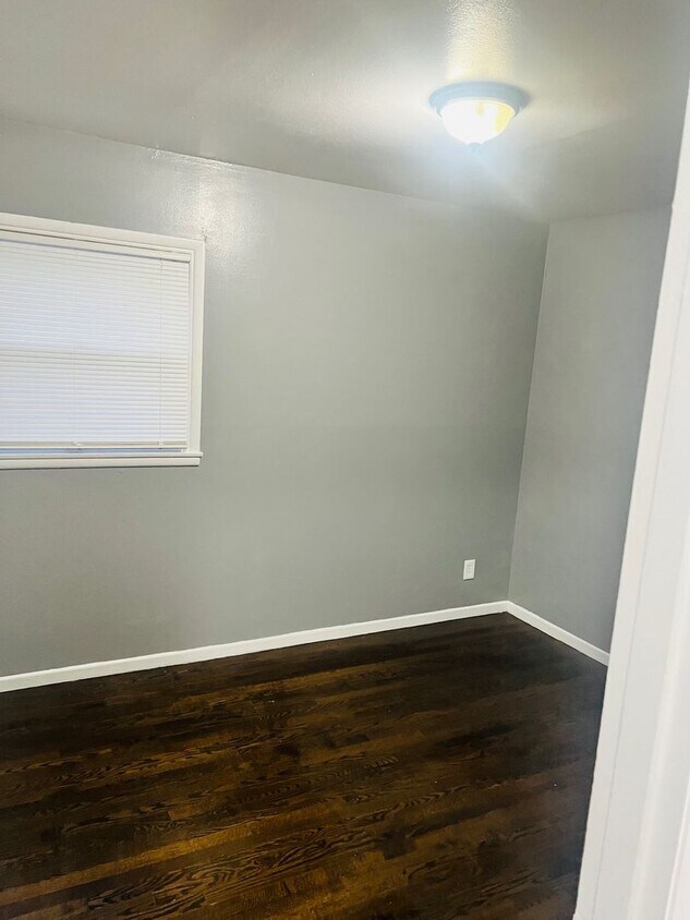 Building Photo - 3 Bedroom