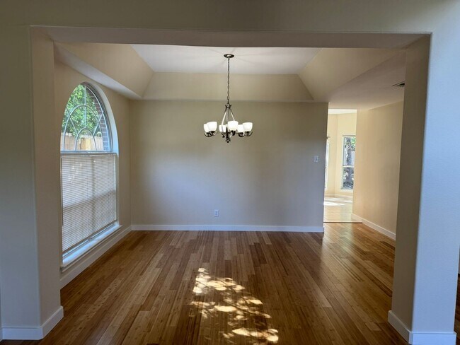 Building Photo - 3 Bedroom/2.5 Bathroom Finesilver Subdivision