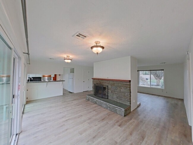 Building Photo - 3 Bedroom Family Home in the Harlow Street Bridge Area