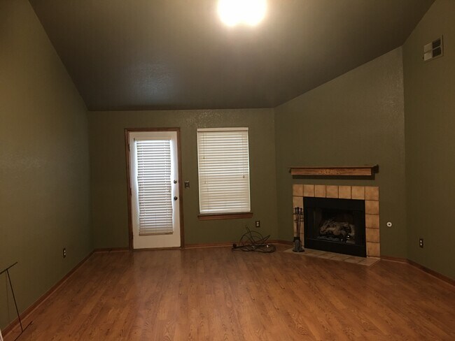 Building Photo - 10104 Bradford Way