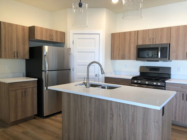 Foto del edificio - 3 Bedroom Bright and Spacious with Balcony
