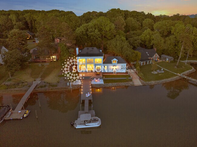 Building Photo - Fully Furnished Luxury Lakefront Getaway!