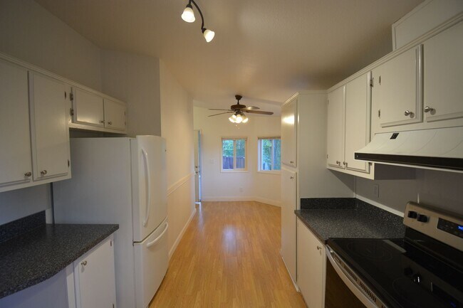 Building Photo - Immaculate 3 Bedroom Home