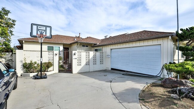 Building Photo - Spacious Home in Garden Grove for Lease