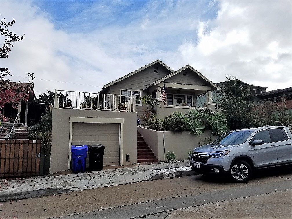 Foto principal - Craftsman Style Home in South Park!!