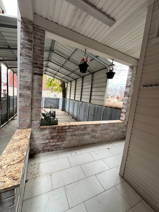 Foto del edificio - 5 Bedroom 1 Bath Home Available