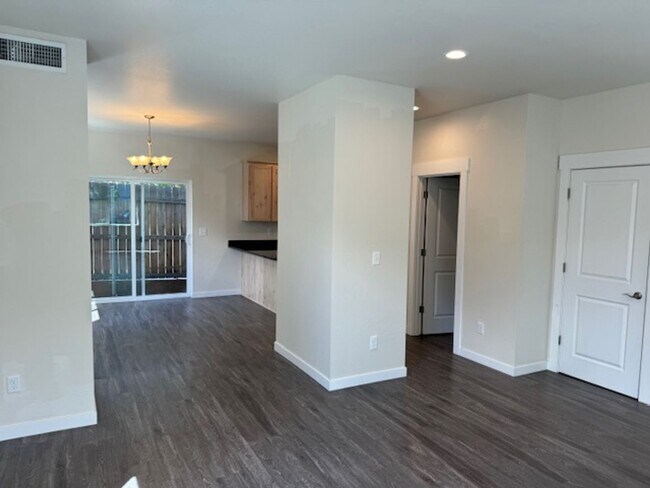 Building Photo - New on Market/ Large Townhome in Phoenix