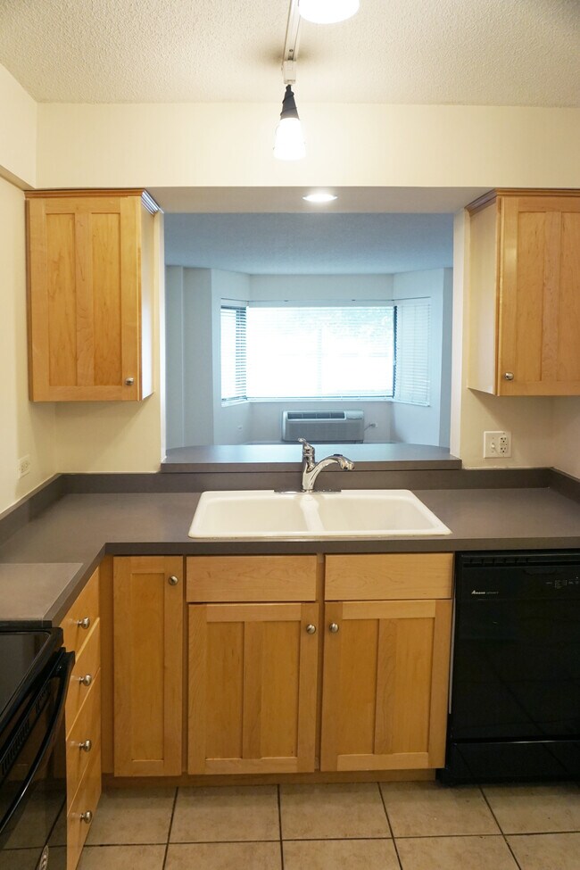 Kitchen 1 - 470 Fawell Blvd