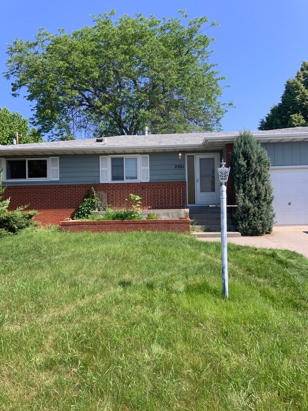 Primary Photo - 2021 Canyon Dr