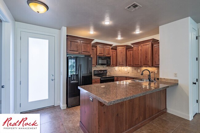 Building Photo - Remarkable 3 Bedroom Condo Next to Sunbroo...