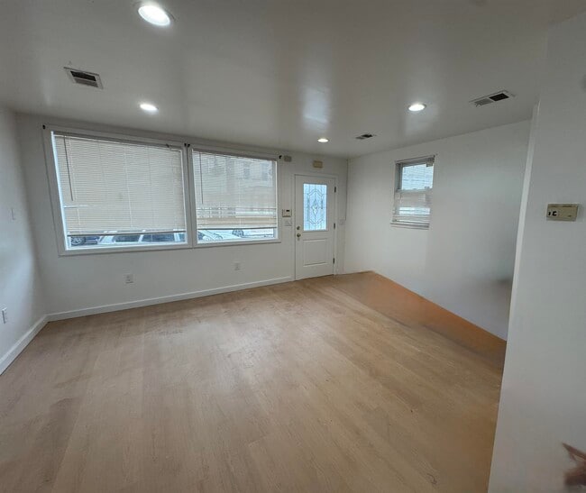 Building Photo - 210 Hamilton St