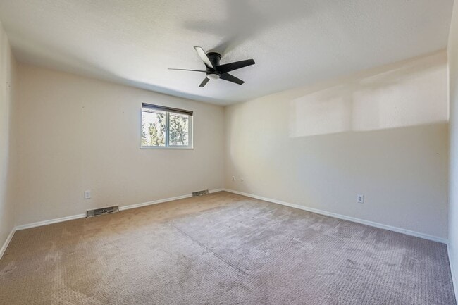 Foto del edificio - LOCATION! 4-bed 3-bath home located in the...