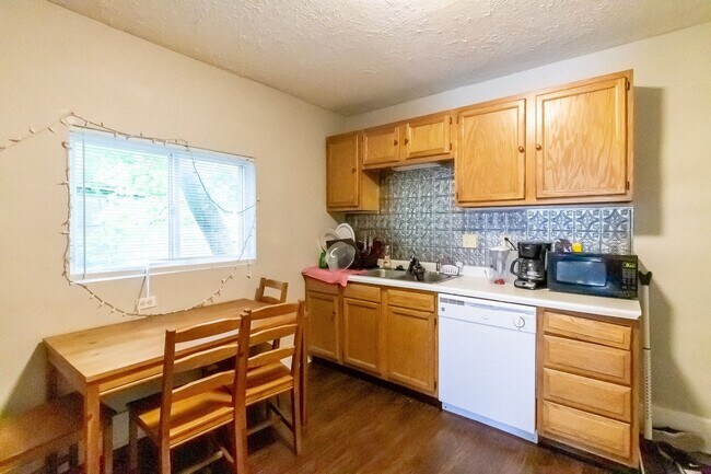 Foto del edificio - PRELEASING for AUGUST! Close to Campus