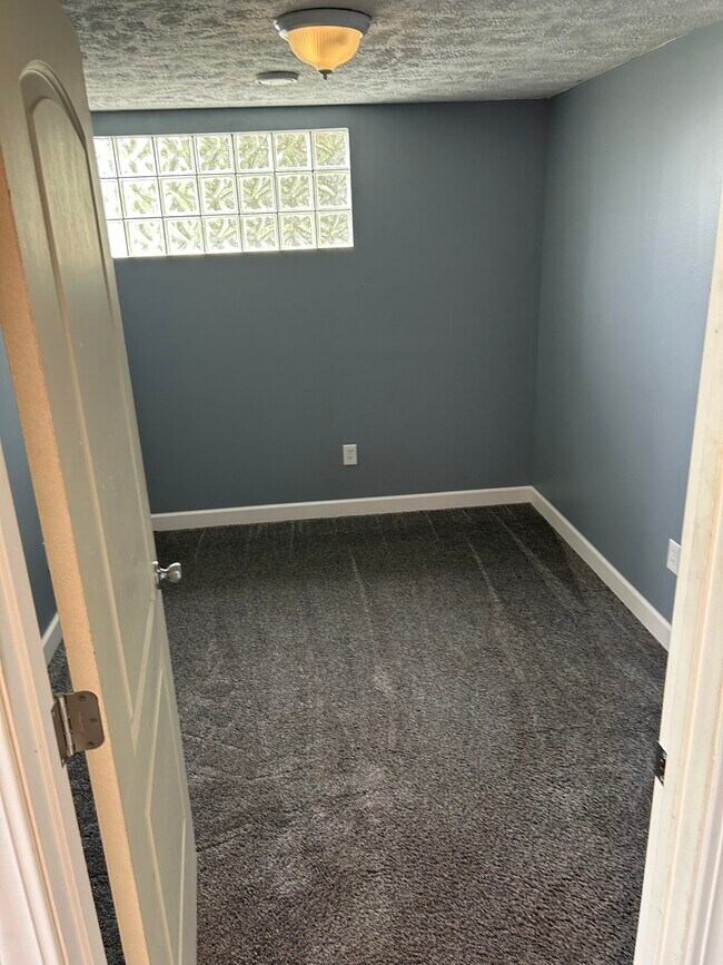 Carpeted bonus room - 730 N Ridge Rd E