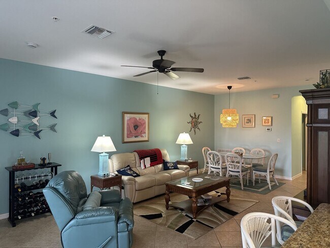 Foto del edificio - FURNISHED/TURNKEY 2+Den, 2 bath 1 car garage 1st floor condo in River Hall