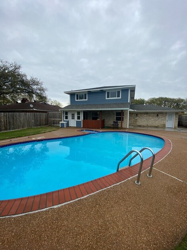 Building Photo - Gorgeous 4 bedroom with pool