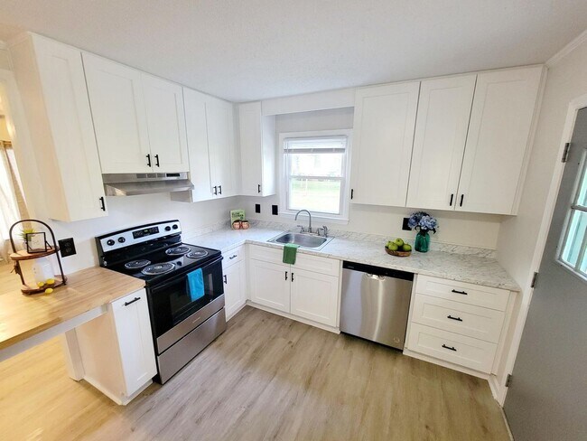 Foto del edificio - Great 3 bed 1.5 bath in Graham! View this home TODAY!