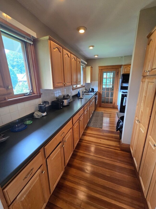 Foto del edificio - NO FEE!!  HUGE BRIGHTON 3 BED WITH PARKING AND FREE LAUNDRY AVAIL 9/1